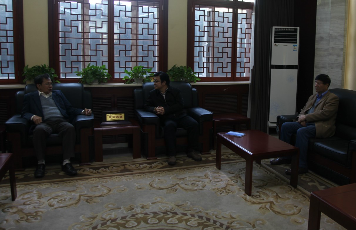 何庆成副秘书长与外宾交谈